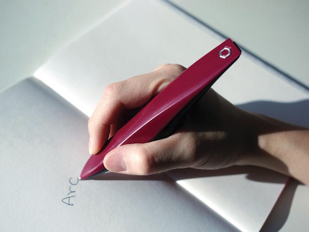 Grupo de pesquisadores desenvolveu a caneta ARC, para ajudar pessoas com Parkinson a escrever à mão (Foto: Dopa Solution/Divulgação)