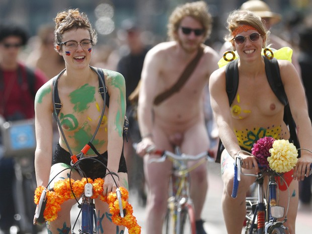 Com bicicletas enfeitadas e pintura no corpo, ciclistas participam de 'pedalada pelada' em Londres (Foto: Reuters/Andrew Winning)