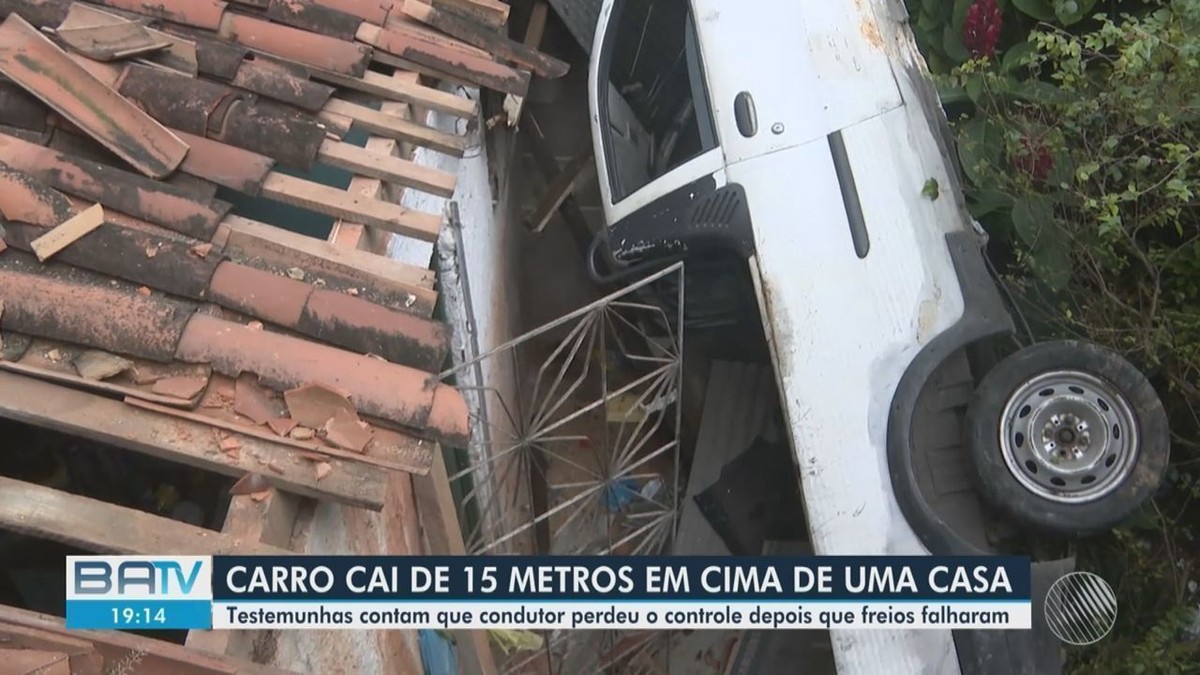 Carro Que Caiu Em Cima De Uma Casa Em Salvador Retirado Queda Do