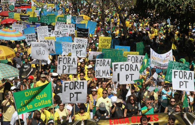 Manifestantes próximo à Praça da Liberdade, em Belo Horizonte (MG) (Foto: Agência EFE)