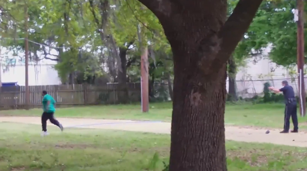 Michael T. Slager atirou oito vezes contra Walter Scott. Ele morreu no local dos disparos (Foto: reprodução) Michael T. Slager atirou oito vezes contra Walter Scott. Ele morreu no local dos disparos (Foto: reprodução)