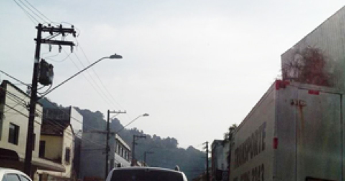 Bloqueios em ruas de bairros de Santos causam congestionamentos - Globo.com