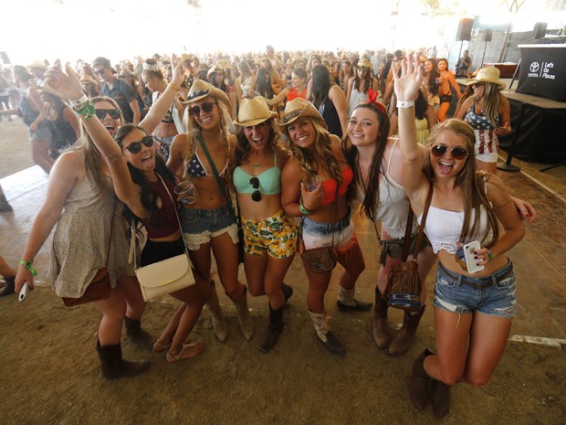 Fãs de música country aproveitam o primeiro dia do festival Stagecoach, em Indio, na Califórnia, EUA, na sexta-feira (25) (Foto: REUTERS/Mike Blake)