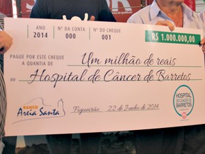 Três cheques de R$ 1 milhão e um de R$ 700 mil foram entregues pelo milionário (Foto: Gabriela Pavão/ G1 MS)