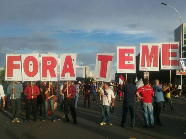 Estudantes contrários à PEC que limita o teto de gastos carregam cartazes com Fora Temer em Brasília nesta terça-feira (29) (Foto: Luiza Garonce/G1)