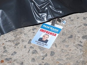 Crachá do jornalista Pedro Palma foi encontrado ao lado do corpo (Foto: Celino Filho/Folha Democratica Jornal)