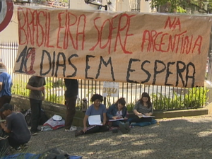 Acampados menina argentina (Foto: Reprodução/RBS TV)