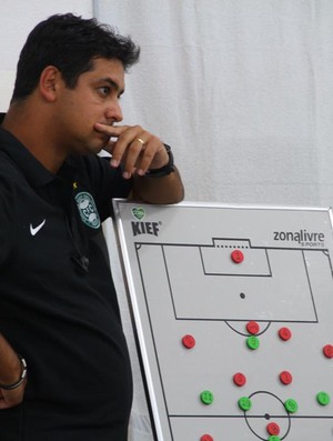 Marquinhos Santos orienta o time do Coritiba antes do jogo contra o Operário-PR (Foto: Divulgação / Site oficial do Coritiba)