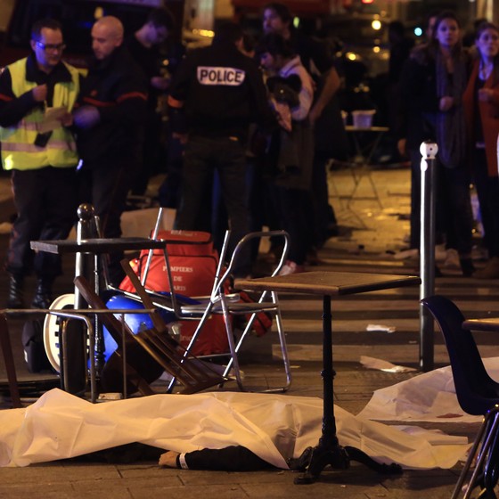 Corpos são vistos do lado de fora do restaurante onde ocorreu o tiroteio, no centro de Paris (Foto: AP Photo/Thibault Camus)