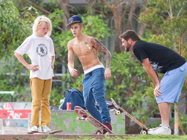 Sem camisa, Justin Bieber anda de skate em Sydney, na Austrália (Foto: Grosby Group/ Agência)