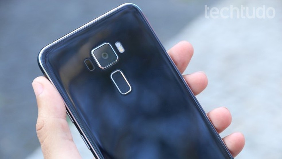 Zenfone 3 tem sensor de impressões digitais abaixo da câmera  (Foto: Ana Marques/TechTudo)