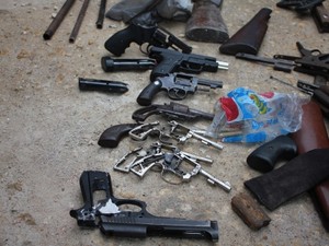 Proprietário da casa negou crime e afirmou que local só fazia manutenção de armas (Foto: Marcelino Neto/G1)