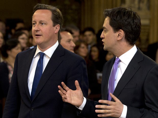David Cameron durante discurso da rainha Elizabeth no Parlamento britânico (Foto: AP)