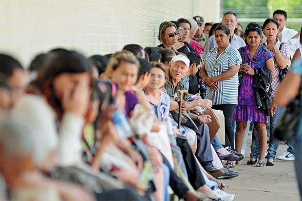 haja paciente Fila no Hospital de Base de Brasília. A verba  da saúde é pequena e usada de forma elitista (Foto: Monique Renne/CB/D.A. Press)