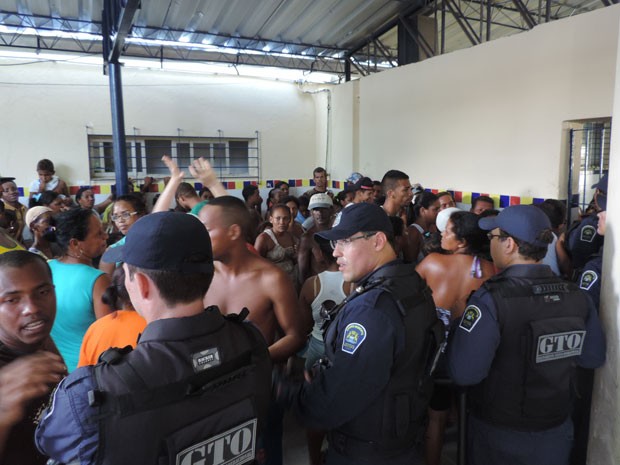 Famílias enfrentam  fila para fazer cadastro (Foto: Luna Markman/G1)