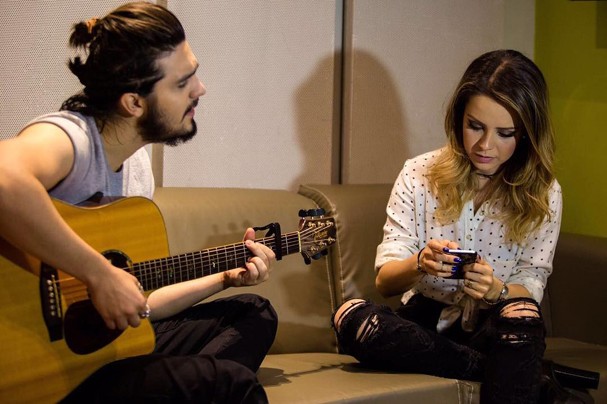 Sandy e Luan Santana nos bastidores do programa do Faustão (Foto: Reprodução)