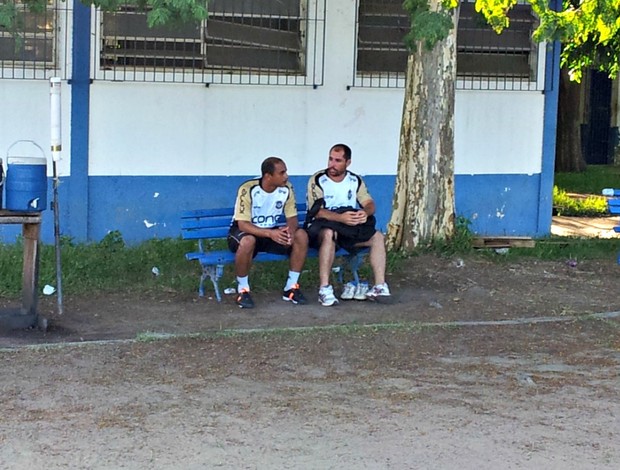 Coordenador Técnico, Alan Muzzi, e técnico Erich Bomfim conversam: falta de do zagueiro Ernandes foi um dos assuntos (Foto: Eduardo Dias)