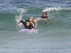 Fabíula Nascimento aprende a surfar no Rio