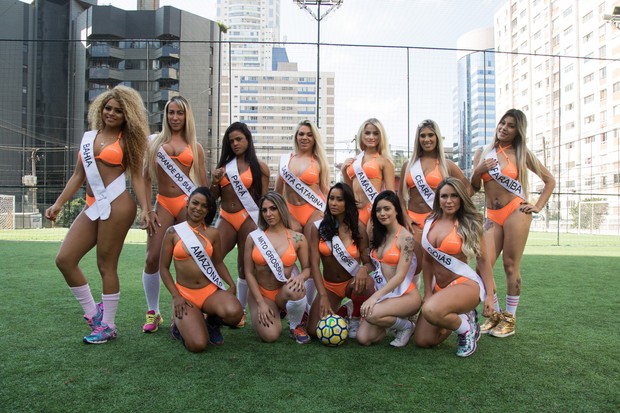 Candidatas ao Miss Bmbum jogando futebol (Foto: Marcelo Brammer / Studio Brammer )