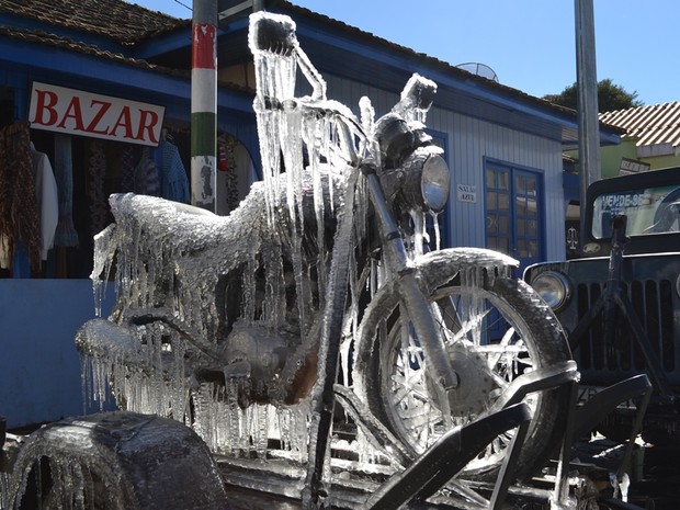 Moto ficou completamente congelada (Foto: Dionata Costa/São Joaquim Online)
