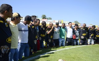 Jogadores do Novorizontino fazem corrente de oração após o acesso (Foto: Wiliam Lima / Novorizontino)