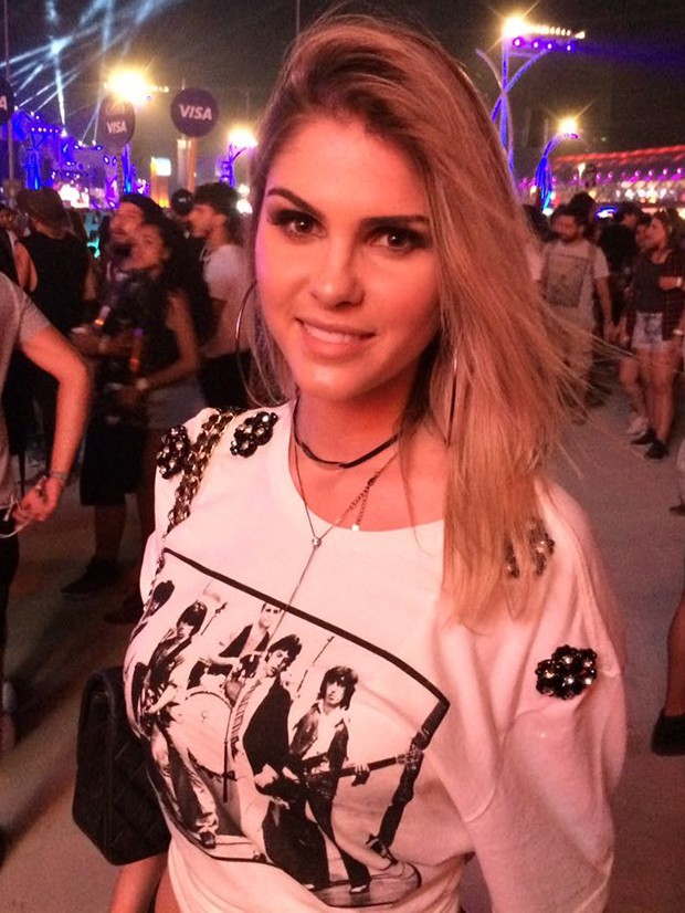 Bárbara Evans deixa barriga de fora para festival Parei de malhar e