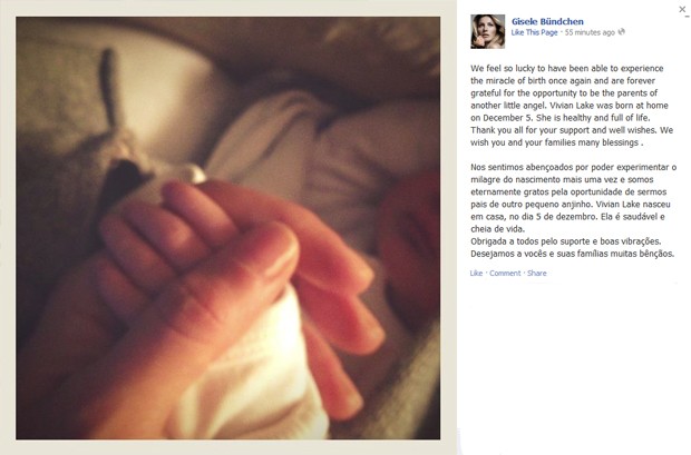 Gisele Bündchen segura mão de Vivian, sua recém-nascida filha, em foto publicada no Facebook (Foto: Reprodução/Facebook)