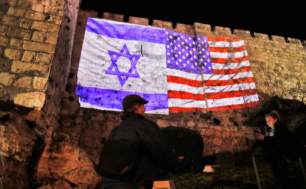 Bandeiras de Israel e Estados Unidos projetados no muro da Cidade Velha de Jerusalém pelas autoridades municipais (Foto: AFP/Ahmad Gharabli)