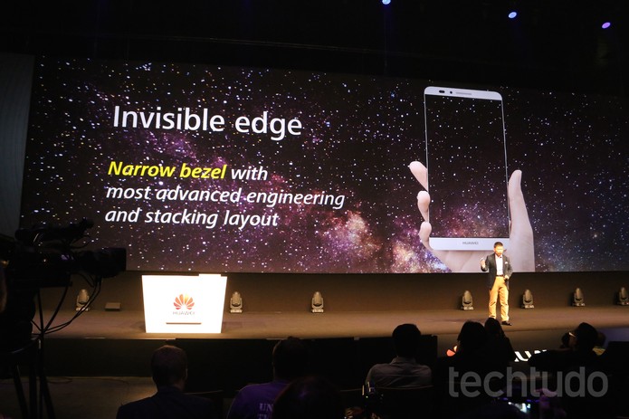 Ascend Mate 7 tem tela expandida, que dá a sensação de que não há bordas (Foto: Fabricio Vitorino/TechTudo) Ascend Mate 7 tem tela expandida, que dá a sensação de que não há bordas (Foto: Fabricio Vitorino/TechTudo)