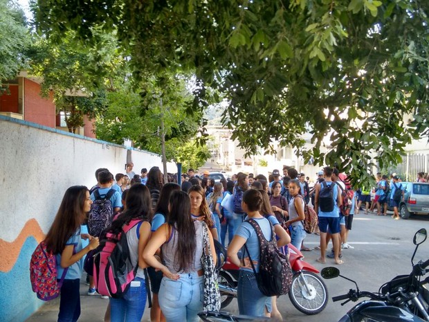 Estudantes ficaram cerca de 30 minutos na rua enquanto a polícia chegava, diz direção da escola (Foto: Polícia Militar/Divulgação)