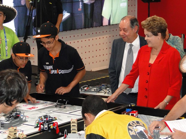 Dilma Rousseff visita Feira Internacional de Robótica, em Belo Horizonte. (Foto: Pedro Ângelo/G1)