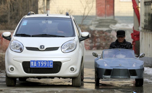 Veículo de 2 m de comprimento de 1 m de altura alcança até 60 km/h se todas as suas 5 baterias estiverem carregadas (Foto: China Daily/Reuters) Veículo de 2 m de comprimento de 1 m de altura alcança até 60 km/h se todas as suas 5 baterias estiverem carregadas (Foto: China Daily/Reuters)
