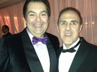 Fausto Silva usa gravata borboleta roxa em festa