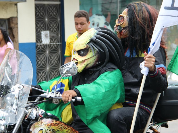Motociclista com máscara do filme &quot;O Predador&quot; participou do protesto (Foto: Luis Henrique Oliveira/G1 AM)