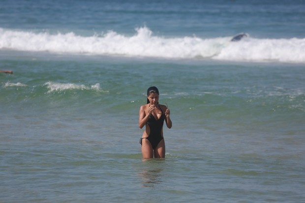 Anna Lima na praia (Foto: Dilson Silva / Agnews)