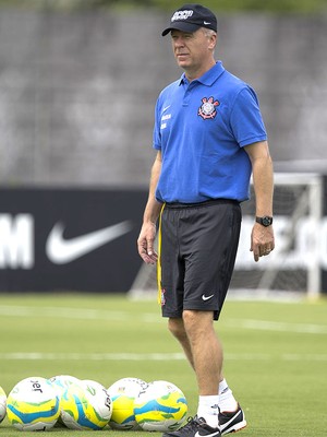 Mano faz treino fechado para ajustar equipe que enfrenta o Penapolense