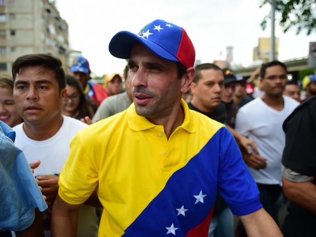 O líder opositor Henrique Capriles participa de manifestação contra o governo nesta quarta-feira (26) em Caracas (Foto: RONALDO SCHEMIDT / AFP)