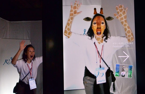 Tecnologia criada pela empresa japonesa Mediaturge substitui, em fotos, a pele de pessoas pela de animais, como girafas e leopardos. (Foto: Yoshikazu Tsuno/France Presse)