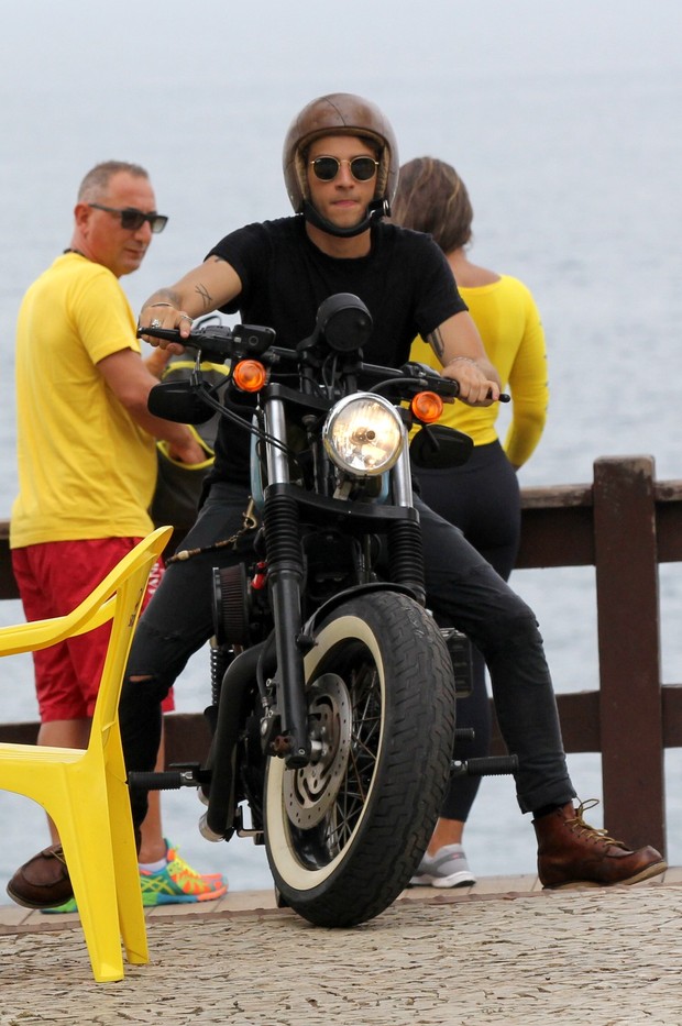 Chay Suede no mirante do Leblon (Foto: J. Humberto / AgNews)