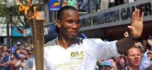 Herói da Champions, Drogba leva a tocha olímpica por Londres (AFP)