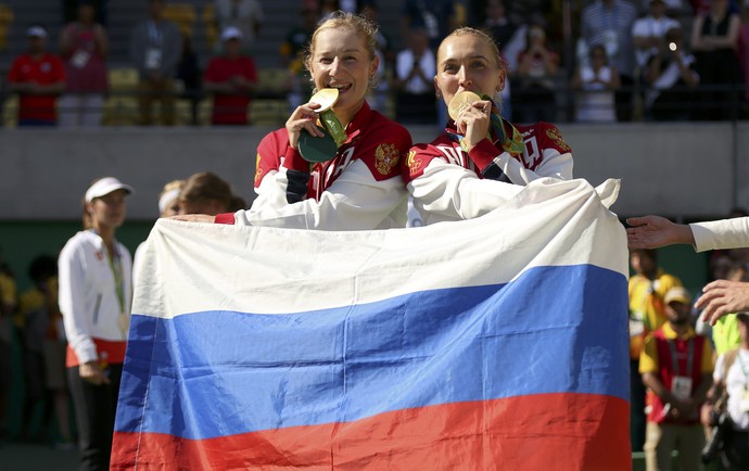 Medalhistas de ouro de duplas femininas de tênis Vesnina e Makarova (Foto: REUTERS/Kevin Lamarque)
