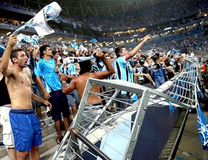 torcida do Grêmio quebra Arena na comemoração (Foto: AFP)