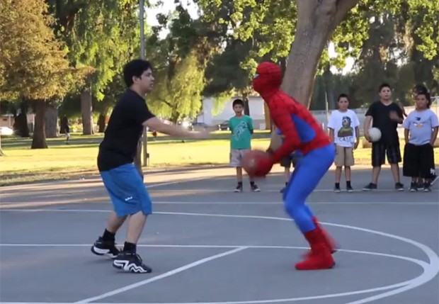 'Homem-Aranha' deixou oponentes perdidos ao mostrar suas habilidades no basquete (Foto: YouTube/Reprodução/Professorlive)