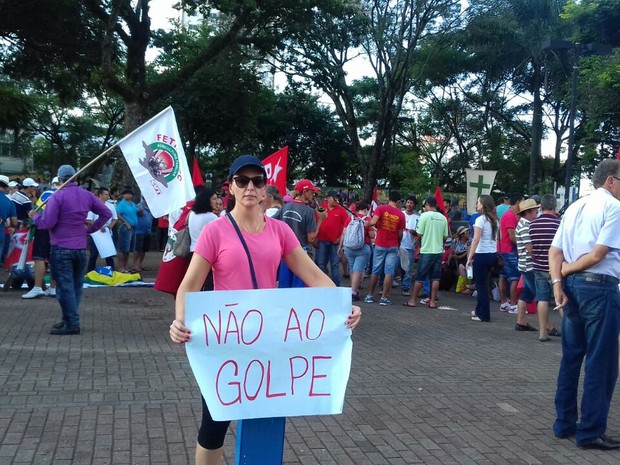 Manifestação pró-governo ocorre também em Chapecó  (Foto: Isabel Malheiros/RBS TV)