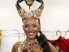 Isabel Fillardis desfila no carnaval do Rio com fantasia dada pela escola