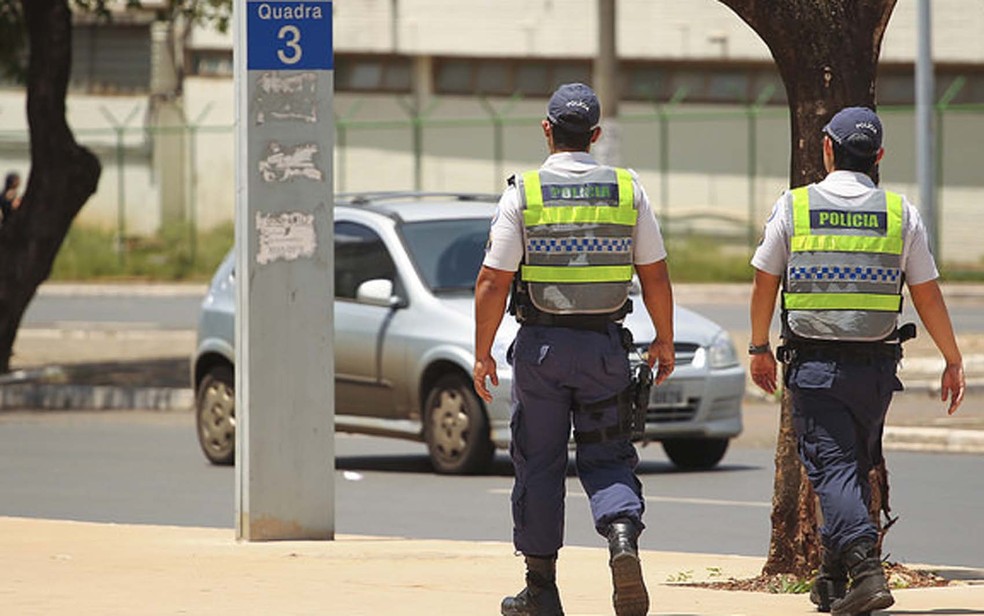 Policiais na quadra 3 do Setor Comercial Sul (Foto: André Borges/ Agência Brasília)