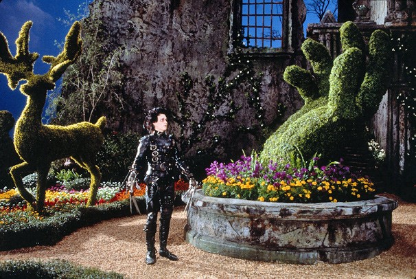 As mãos de Edward fazem esculturas nas árvores do jardim do castelo onde vive (Foto: Divulgação)