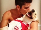 Bruno Gissoni veste cachorro com camisa do Flamengo 