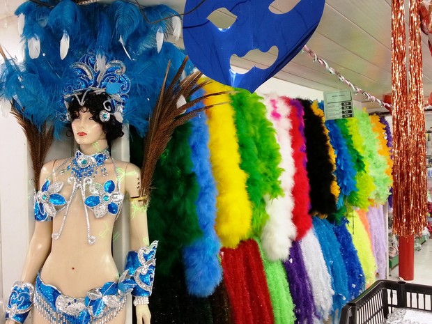 Comerciantes de Juiz de Fora preparam estoque para o Carnaval (Foto: Nathalie Guimarães/G1)