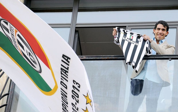 Tevez com a camisa do Juventus na janela (Foto: EFE)